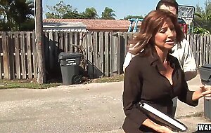 Wankz- tara holiday is the sexiest realtor