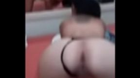 Colocando a calcinha de lado e mostrando tudo