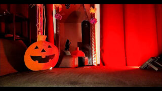 乗馬 – ストッキングとハイヒールを履いたラテン系の痴女が自分の尻をファック