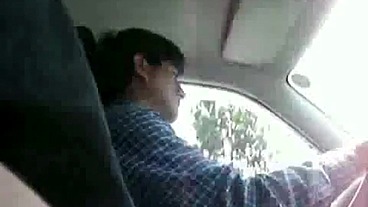 Sentei no banco do lado do motorista do Uber, botei o pau pra fora e comecei a me masturbar do lado dele.
