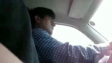 Sentei no banco do lado do motorista do Uber, botei o pau pra fora e comecei a me masturbar do lado dele.