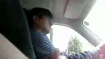 Sentei no banco do lado do motorista do Uber, botei o pau pra fora e comecei a me masturbar do lado dele.