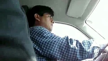 Sentei no banco do lado do motorista do Uber, botei o pau pra fora e comecei a me masturbar do lado dele.