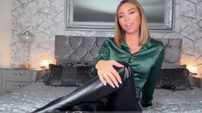 Legging Cunnilingus: Taste Natalia Through The Shin