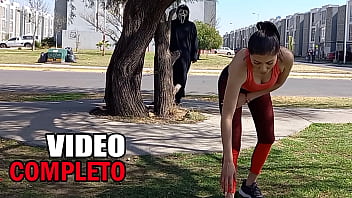 AGbg Scream - MILF follada por sorpresa por un hombre misterioso - parodia porno scream