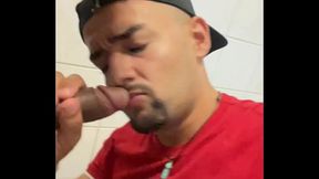 ENCOMENDEI UNS DOCES COM UMA AMIGA E O MARIDO DELA VEIO TRAZER AS COISAS COMIGO ONTEM A TARDE, NO CAMINHO PASSAMOS NO BANHEIRO E SIM ROLOU, EU COMI ELE E ELE ME FODEU, FOI UMA DELICIOSA SURPRESA.