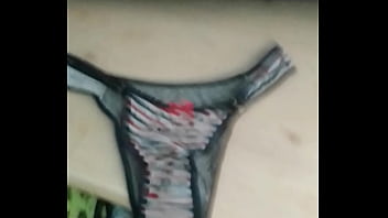 Uso la pantaleta de mi suegra para darme placer