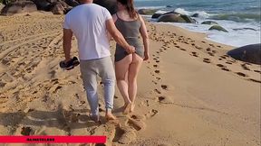 Casal de swing foi ver o sol nascer na praia.  Aline Teless esposa puta deu mole para um turista falou que o marido fosse buscar a c&acirc_mera no carro quando voltou encontrou a safada pagando um boquete ali mesmo na passarela, comedor deu leite para a p