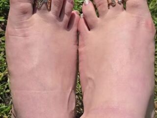 Love the sun on my feet ????
