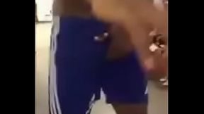 L&eacute_o Santana pegando na mala