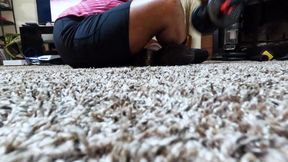 runs around giantess as she works out