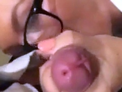 Deutsche MILF gibt im Aufzug tiefe Halsblasjob