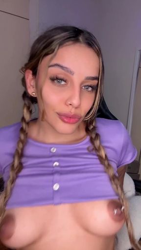 Amateur onlyfan shows off her tits