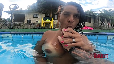 kelcasada masturbating hot in the pool.