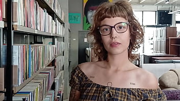 chamei a mina da biblioteca para ler livro em casa e comi a safada no pelo