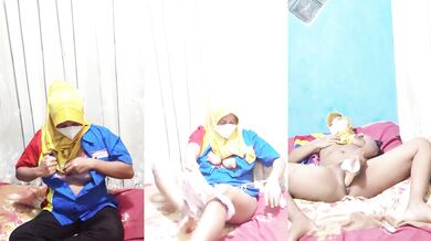 Jilbab soaked while solo fucking with a big toy