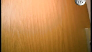 Буланған фетиш бейнежазбасында құмар аққұба жезөкше өзінің дымқыл қынабын ойыншықпен мазақ етеді