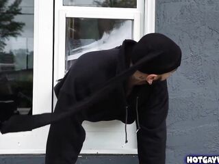 Thief got stuck in the window during the time that escaping - gay porn