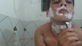 flakael dos olhos verde loirinho batendo uma no banheiro