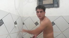 flakael dos olhos verde loirinho batendo uma no banheiro