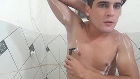 flakael dos olhos verde loirinho batendo uma no banheiro