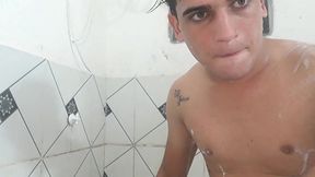 flakael dos olhos verde loirinho batendo uma no banheiro