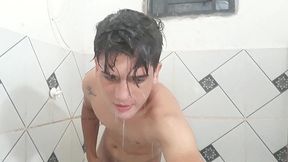 flakael dos olhos verde loirinho batendo uma no banheiro