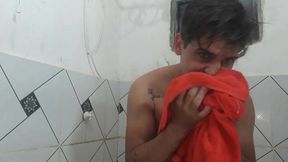 flakael dos olhos verde loirinho batendo uma no banheiro