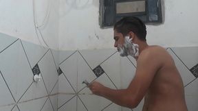 flakael dos olhos verde loirinho batendo uma no banheiro
