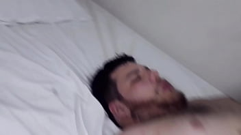 Pedreiro Magro e Pauzudo Mete No Cu Do Gordinho Sem Capa e Goza Na Cara Dele