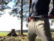 Heißer typ holt seinen schwanz raus und wichst sich
