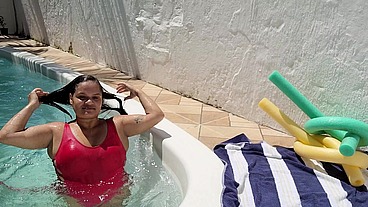 Paty Bumbum na piscina da pousada em cananeia não aguenta