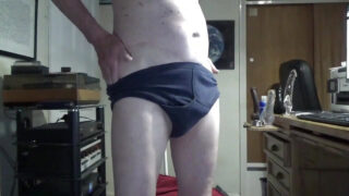 Nærbillede af webcam med en lækker amatør twink, der onanerer solo med en stor dildo