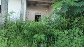 Fucking in an Abandoned Building When I Went to Take a Piss.