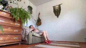 huge man step on small feet avi