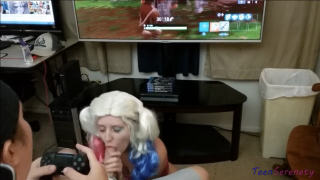 Nördig cosplay-tjej munknullad av sin man medan han spelar Fortnite