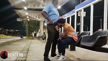 Pega&ccedil_&atilde_o no ponto de &ocirc_nibus com motorista