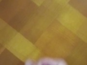 éjaculation sur la table du salon