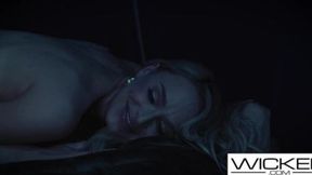 Juicy redhead's thighs ravaged by Emma Hix's insatiable pussy🌮️-eating frenzy