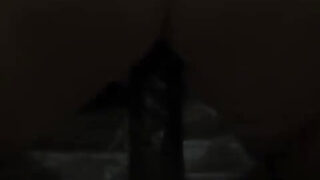 Primo piano di una dilettante britannica che cavalca un enorme dildo vibratore nel suo culo stretto