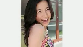 Actriz porno japonesa de pelo oscuro posando su increíble figura