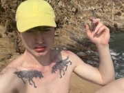 BONNE PETITE CHIENNE TRANS APPLIQUE SON LIPSTICK À PLAYA DEL AMOR.