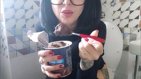 chantal eat her chocolate on wc