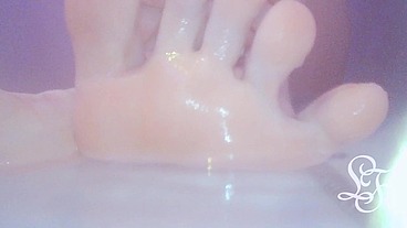 Washing and tickling my Feet in the Bathub! 👣👙🛁