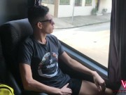 RAPAZ DO INTERIOR MOSTRANDO A ROLA DENTRO DO BANHEIRO DO ÔNIBUS EM MOVIMENTO