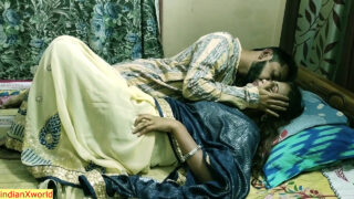 Mama Desi geme tare în timp ce o ia adânc în fund în timpul unei întâlniri pasionale amatoare BDSM pline de vorbărie murdară