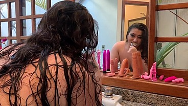 Novinha sapeca escovando os dentes com o plug enfiado no cuzinho