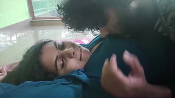 Nighty Mein Bhabhi &ndash_ Dheere Dheere Sirakti Kapdon Se Nikli Jawaani!