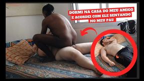 cochilei na casa do meu amigo e acordei com ele sentando no meu pau (completo)