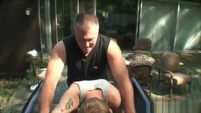 hijo ayuda a su padre